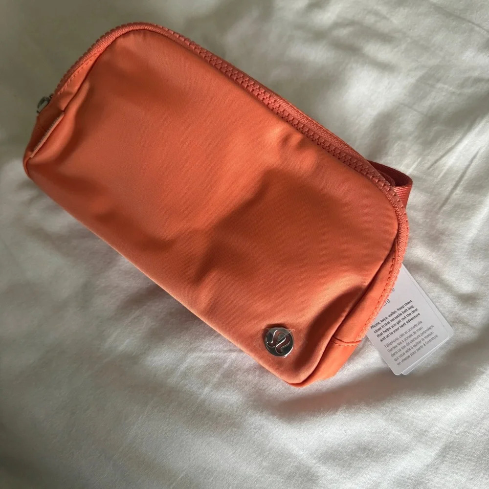 🆕🧡 Lululemon Everywhere Belt Bag Coral Kiss
